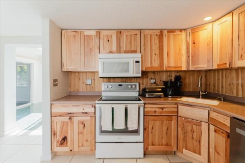 Купить виллу или дом в Гудзон, Флорида 11 комнат, 160.91м2, № 2152144 - фото 7