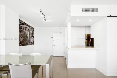 Condo in Miami Beach, Florida, 1 bedroom  № 1726918 - photo 18