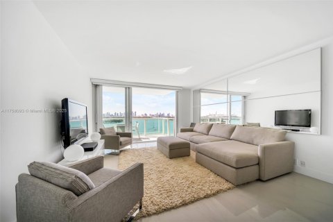 Condo in Miami Beach, Florida, 1 bedroom  № 1726918 - photo 1