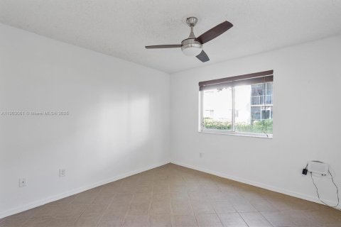 Condo in Hollywood, Florida, 1 bedroom  № 2081821 - photo 11