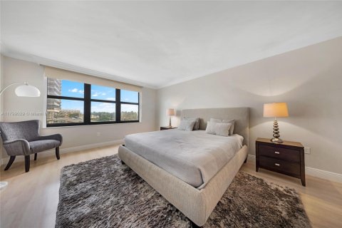 Condo in Bal Harbour, Florida, 2 bedrooms  № 1960359 - photo 24