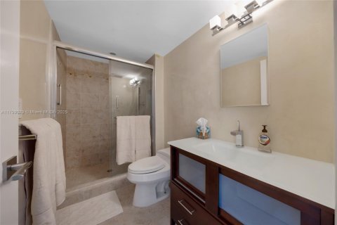 Condo in Bal Harbour, Florida, 2 bedrooms  № 1960359 - photo 17