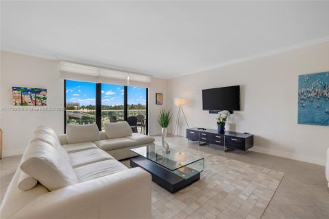 Condo in Bal Harbour, Florida, 2 bedrooms  № 1960359 - photo 4