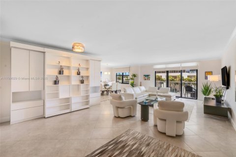 Condo in Bal Harbour, Florida, 2 bedrooms  № 1960359 - photo 1