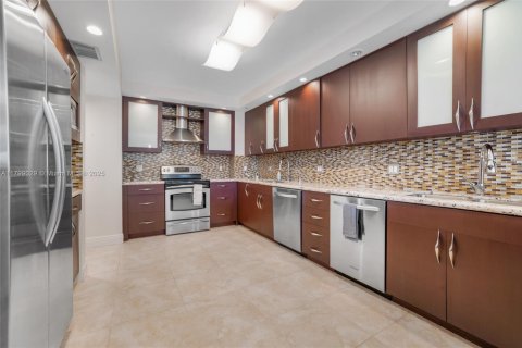 Condo in Bal Harbour, Florida, 2 bedrooms  № 1960359 - photo 12