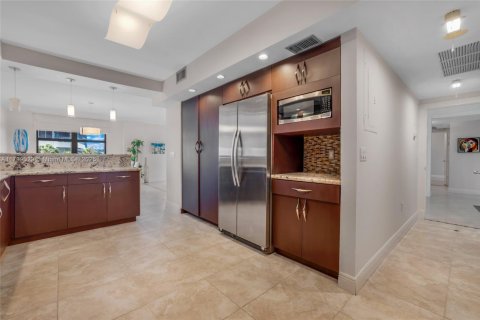 Condo in Bal Harbour, Florida, 2 bedrooms  № 1960359 - photo 15