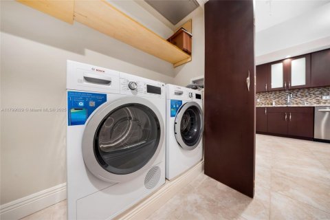 Condo in Bal Harbour, Florida, 2 bedrooms  № 1960359 - photo 16