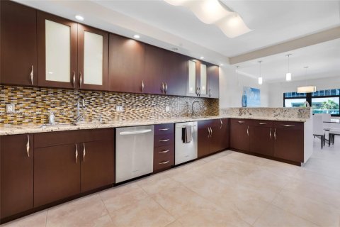 Condo in Bal Harbour, Florida, 2 bedrooms  № 1960359 - photo 14