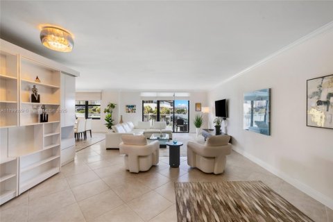 Condo in Bal Harbour, Florida, 2 bedrooms  № 1960359 - photo 2