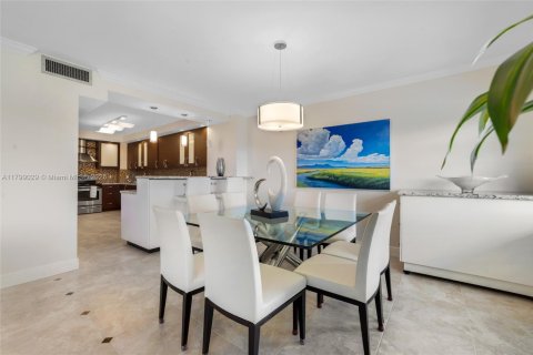 Condo in Bal Harbour, Florida, 2 bedrooms  № 1960359 - photo 10