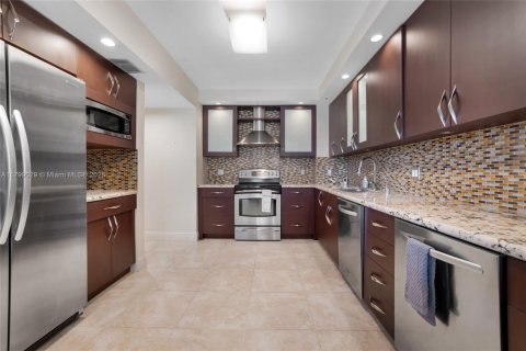 Condo in Bal Harbour, Florida, 2 bedrooms  № 1960359 - photo 13
