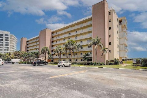 Condo in Jensen Beach, Florida, 2 bedrooms  № 2084172 - photo 27