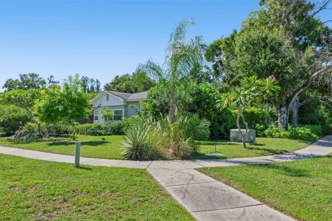 House in Saint Petersburg, Florida 3 bedrooms, 97.27 sq.m. № 2420204 - photo 2