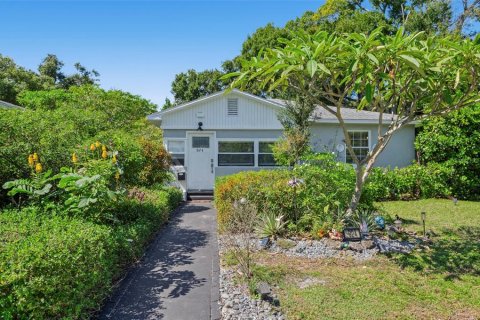 House in Saint Petersburg, Florida 3 bedrooms, 97.27 sq.m. № 2420204