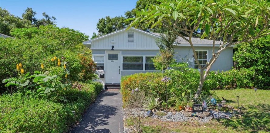 House in Saint Petersburg, Florida 3 bedrooms, 97.27 sq.m. № 2420204