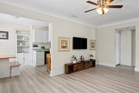 House in Saint Petersburg, Florida 3 bedrooms, 97.27 sq.m. № 2420204 - photo 28