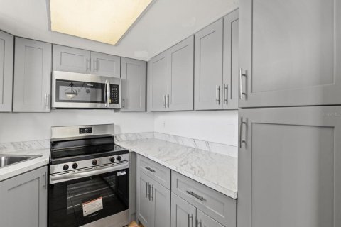 Condo in New Port Richey, Florida, 1 bedroom  № 2098478 - photo 8