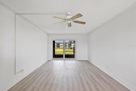 Condo in New Port Richey, Florida, 1 bedroom  № 2098478 - photo 12