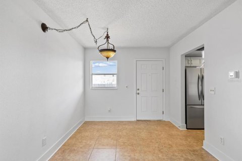 Condo in New Port Richey, Florida, 1 bedroom  № 2098478 - photo 5