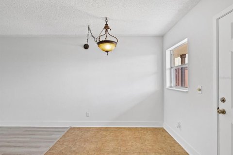Condo in New Port Richey, Florida, 1 bedroom  № 2098478 - photo 6