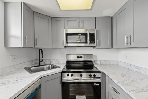 Condo in New Port Richey, Florida, 1 bedroom  № 2098478 - photo 7