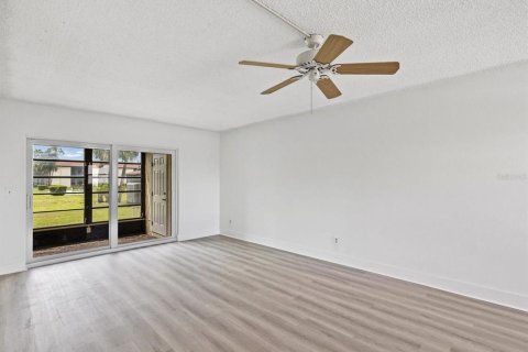 Condo in New Port Richey, Florida, 1 bedroom  № 2098478 - photo 13