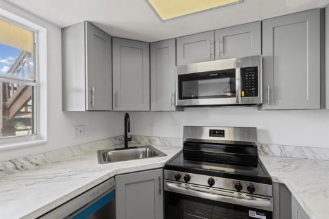 Condo in New Port Richey, Florida, 1 bedroom  № 2098478 - photo 10
