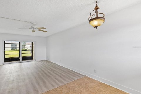 Condo in New Port Richey, Florida, 1 bedroom  № 2098478 - photo 14