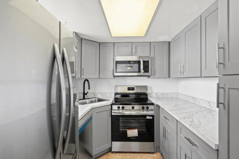 Condo in New Port Richey, Florida, 1 bedroom  № 2098478 - photo 9