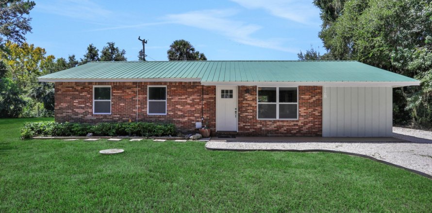 House in Satsuma, Florida 4 bedrooms, 135.82 sq.m. № 772132
