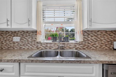 House in Frostproof, Florida 3 bedrooms, 172.61 sq.m. № 2238717 - photo 24