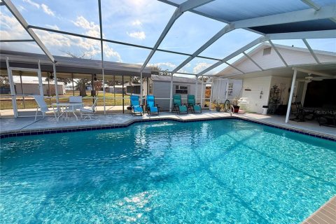 House in Frostproof, Florida 3 bedrooms, 172.61 sq.m. № 2238717 - photo 6
