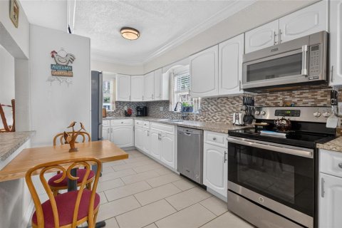 House in Frostproof, Florida 3 bedrooms, 172.61 sq.m. № 2238717 - photo 21