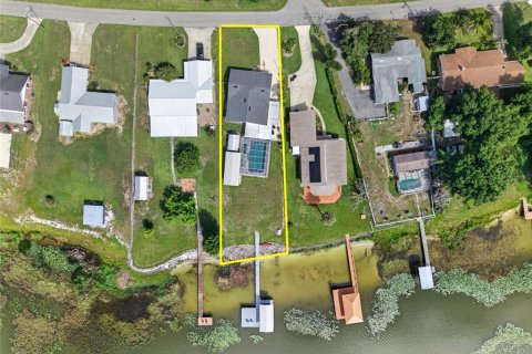 House in Frostproof, Florida 3 bedrooms, 172.61 sq.m. № 2238717 - photo 9