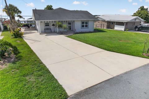 House in Frostproof, Florida 3 bedrooms, 172.61 sq.m. № 2238717