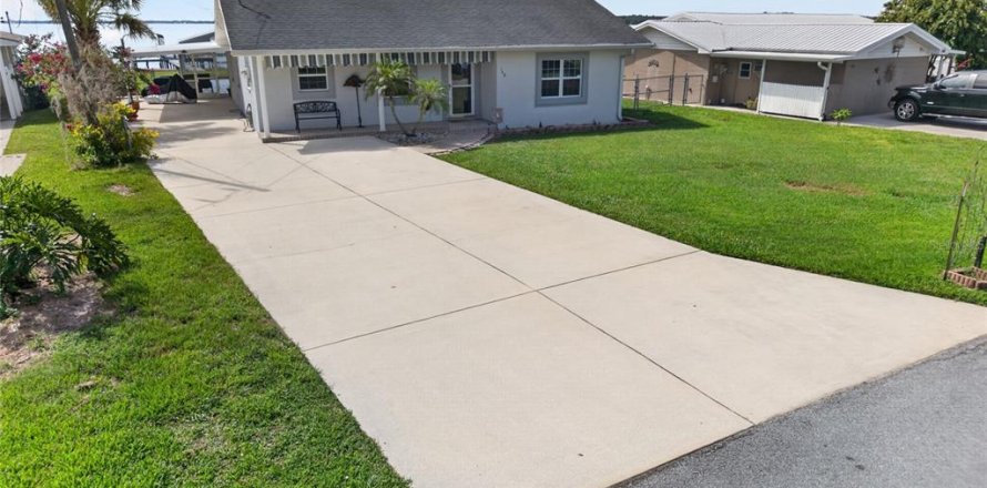 House in Frostproof, Florida 3 bedrooms, 172.61 sq.m. № 2238717