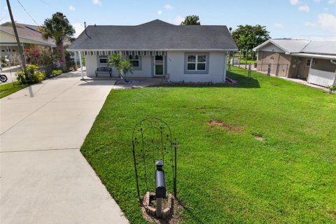 House in Frostproof, Florida 3 bedrooms, 172.61 sq.m. № 2238717 - photo 2