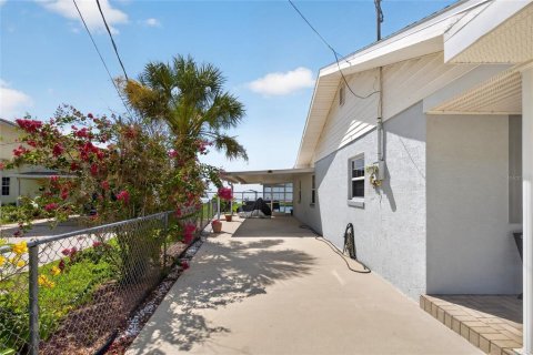 House in Frostproof, Florida 3 bedrooms, 172.61 sq.m. № 2238717 - photo 3
