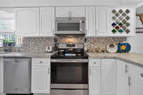House in Frostproof, Florida 3 bedrooms, 172.61 sq.m. № 2238717 - photo 22