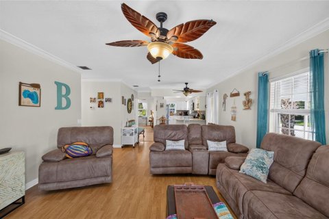 House in Frostproof, Florida 3 bedrooms, 172.61 sq.m. № 2238717 - photo 10