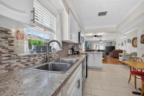 House in Frostproof, Florida 3 bedrooms, 172.61 sq.m. № 2238717 - photo 26