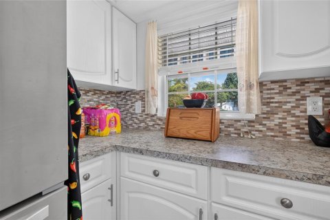 House in Frostproof, Florida 3 bedrooms, 172.61 sq.m. № 2238717 - photo 25