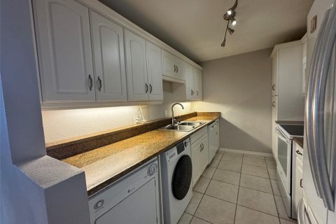 Condo in Tampa, Florida, 2 bedrooms  № 1844559 - photo 17