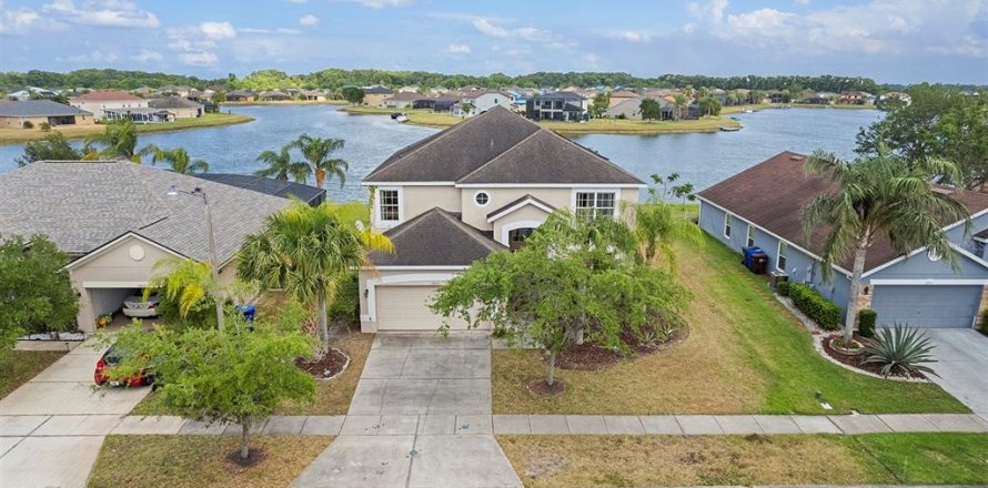 Casa en Kissimmee, Florida 5 dormitorios, 268.58 m2 № 1673380