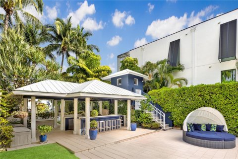 House in Miami, Florida 4 bedrooms, 374.49 sq.m. № 1856899 - photo 9