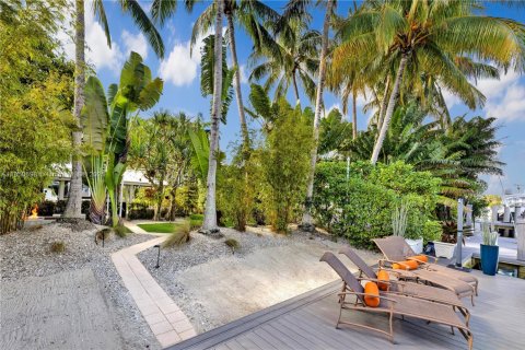 House in Miami, Florida 4 bedrooms, 374.49 sq.m. № 1856899 - photo 13