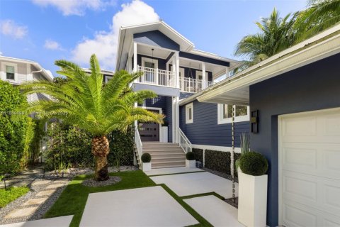 House in Miami, Florida 4 bedrooms, 374.49 sq.m. № 1856899 - photo 24