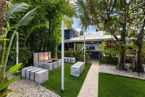 House in Miami, Florida 4 bedrooms, 374.49 sq.m. № 1856899 - photo 25