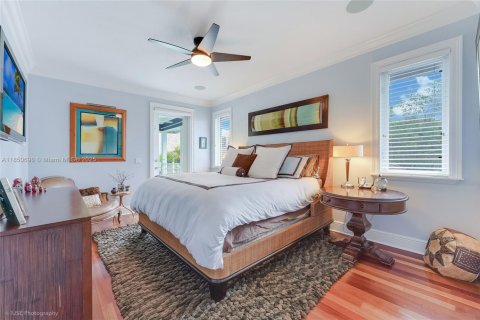 House in Miami, Florida 4 bedrooms, 374.49 sq.m. № 1856899 - photo 30
