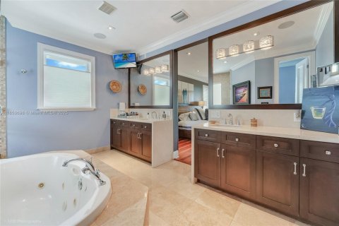 House in Miami, Florida 4 bedrooms, 374.49 sq.m. № 1856899 - photo 29